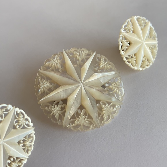 Vintage Carved Mother of Pearl Brooch & Earrings - Picture 4 of 14
